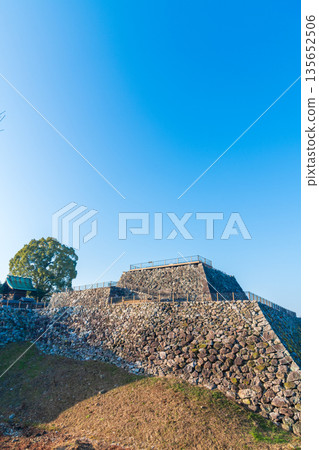 晴朗日子裡的大和郡山城塔樓 135652506
