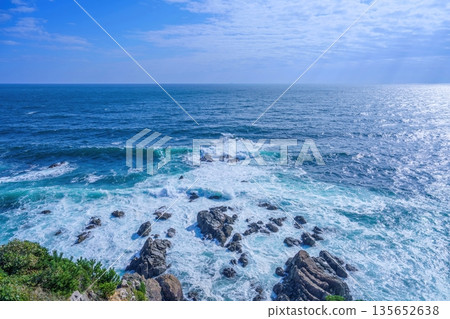A view of the blue ocean and white waves crashing against the reef and the beautiful horizon from Anorisaki Lighthouse 135652638