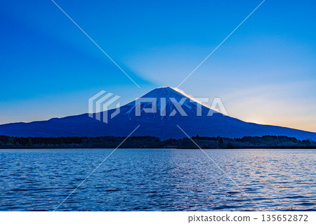 （靜岡郡）狸湖和富士山日出時的花粉暈 135652872