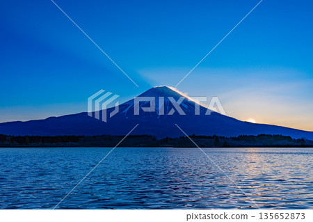 （靜岡郡）狸湖和富士山日出時的花粉暈 135652873