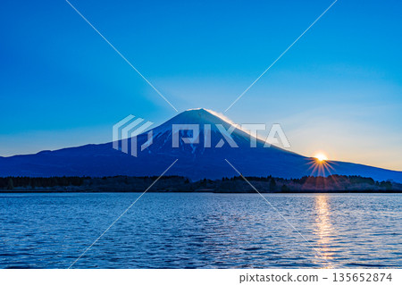 (Shizuoka Prefecture) Lake Tanuki and Mount Fuji at sunrise - Pollen halo 135652874