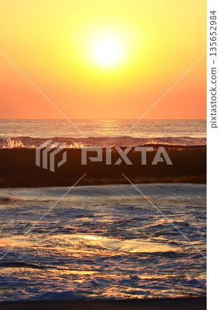 日出和海浪 135652984
