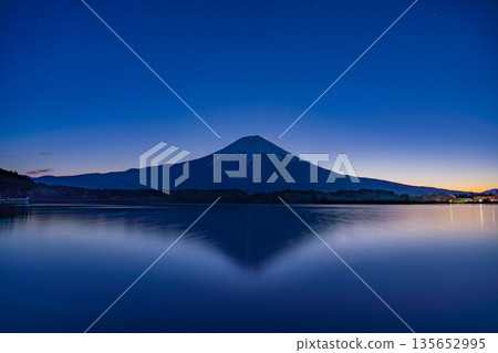 (靜岡縣)黎明時的狸湖和富士山 (靜岡縣)黎明時的狸湖和富士山 135652995