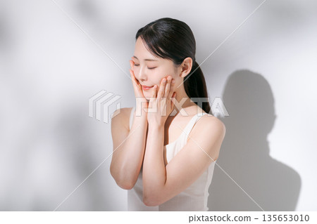 年輕女性的美麗形象 年輕女性的美麗形象 135653010