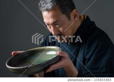 手持盤的陶工 135653363