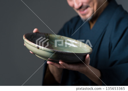 手持盤的陶工 135653365
