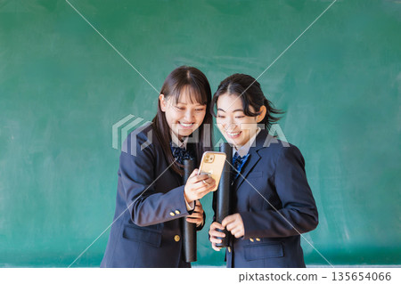 有文憑的高中學生在課堂 有文憑的高中學生在課堂 135654066