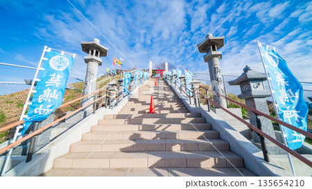 青森縣羽島神社新年冬季景色 青森縣羽島神社新年冬季景色 135654210