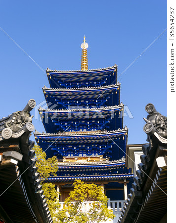 從下方看到的中山寺五重塔 135654237