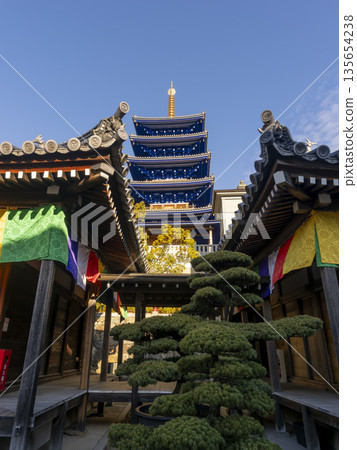從下方看到的中山寺五重塔 從下方看到的中山寺五重塔 135654238