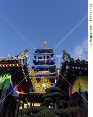 從下方看到的中山寺五重塔 從下方看到的中山寺五重塔 135654243