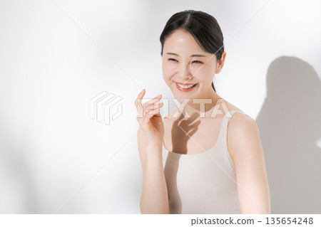 年輕女性的美麗形象 年輕女性的美麗形象 135654248