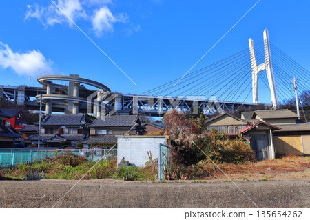 從岩黑島(香川縣坂出市)看到的瀨戶內大橋、岩黑島IC和環形橋 從岩黑島(香川縣坂出市)看到的瀨戶內大橋、岩黑島IC和環形橋 135654262