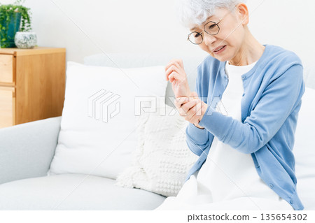 老年婦女手腕疼痛 135654302