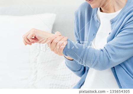 老年婦女手腕疼痛 135654305
