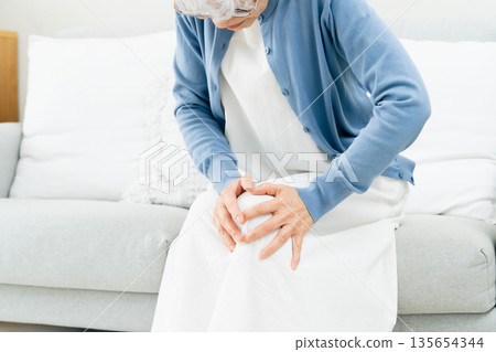 手肘疼痛的老年婦女 135654344
