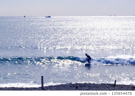 衝浪者乘風破浪 135654478
