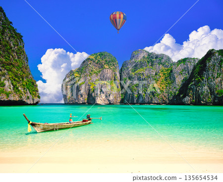 皮皮島瑪雅灣美麗的珊瑚礁 皮皮島瑪雅灣美麗的珊瑚礁 135654534