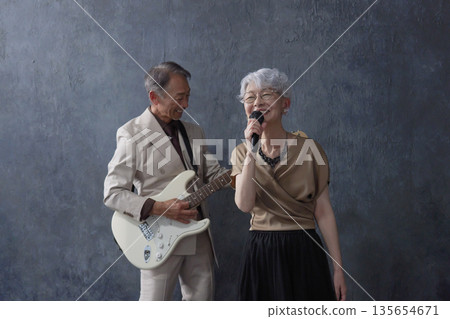 資深樂手：男吉他手與女歌手，黑色背景 135654671