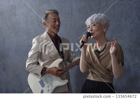 資深樂手：男吉他手與女歌手，黑色背景 135654672