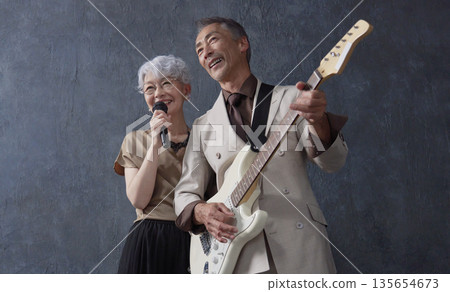 資深樂手：男吉他手與女歌手，黑色背景 135654673