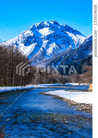 Azusa River and Mount Yakedake in Kamikochi, Northern Alps, covered in snow Azusa River and Mount Yakedake in Kamikochi, Northern Alps, covered in snow 135654686