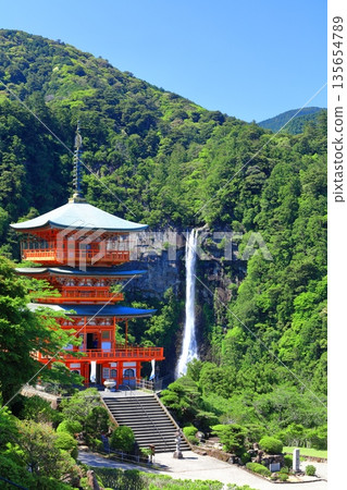 [Wakayama Prefecture] Seiganto-ji Temple's three-story pagoda and Nachi Falls on a clear day (Kumano Nachi Taisha Shrine) 135654789