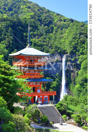 [Wakayama Prefecture] Seiganto-ji Temple's three-story pagoda and Nachi Falls on a clear day (Kumano Nachi Taisha Shrine) 135654790