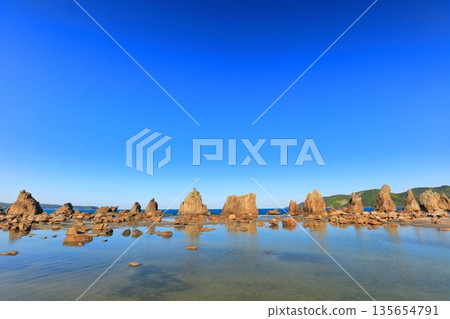 [Wakayama Prefecture] Hashiguiiwa Rocks at Cape Shionomisaki on a clear day (Kii Peninsula) 135654791