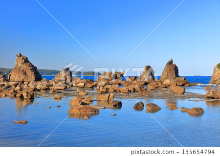 [Wakayama Prefecture] Hashiguiiwa Rocks at Cape Shionomisaki on a clear day (Kii Peninsula) 135654794