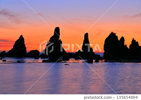 [Wakayama Prefecture] Dawn of Hashiguiiwa Rocks (Shionomisaki, Kii Peninsula) 135654804