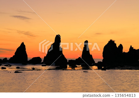 [Wakayama Prefecture] Dawn of Hashiguiiwa Rocks (Shionomisaki, Kii Peninsula) 135654813