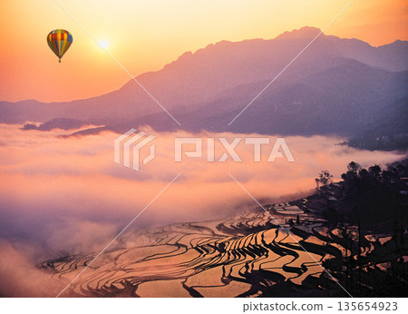 Spectacular view of the rice terraces of Duyishu Rice Terrace in Yuanyang 135654923