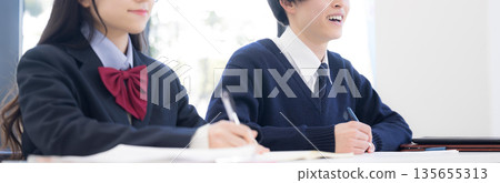 Smiling high school students, male and female, studying hard and saying "I got it!", with the image of a classroom or cram school, no face Smiling high school students, male and female, studying hard and saying "I got it!", with the image of a classroom or cram school, no face 135655313