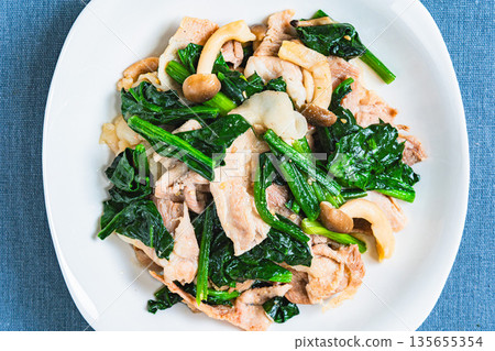 Stir-fried spinach and pork with miso 135655354