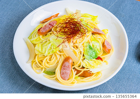 Spring cabbage peperoncino 135655364
