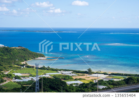 日本沖繩非常美麗的海景 日本沖繩非常美麗的海景 135655404