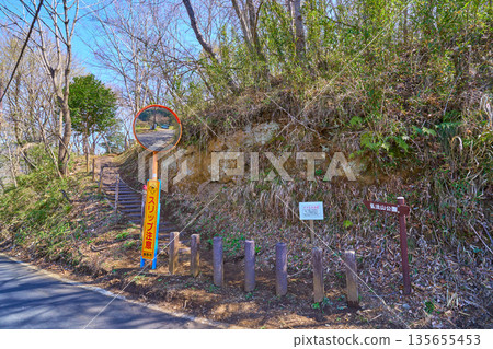A sign for Koboyama Park from the road in spring in Hadano City, Kanagawa Prefecture 135655453