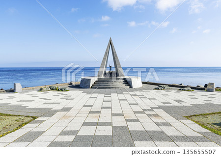 北海道稚內市，北海道的夏天，晴天的宗谷岬“日本最北點的紀念碑” 135655507