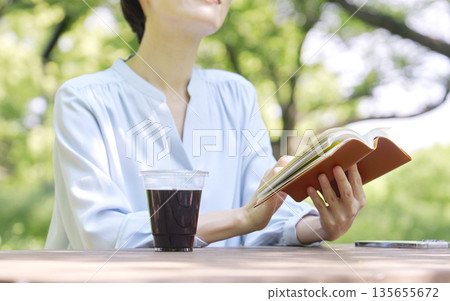 戶外讀書的女人 135655672
