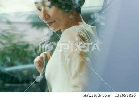 A woman driving a car 135655820