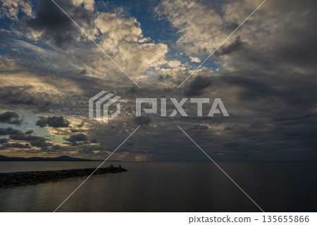 日本沖繩美麗的日落海景 日本沖繩美麗的日落海景 135655866