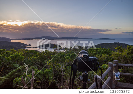 日本沖繩美麗的日落海景 135655872