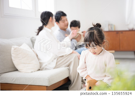 一個四口之家的育兒與日常生活:客廳裡的孩子們 一個四口之家的育兒與日常生活:客廳裡的孩子們 135655924