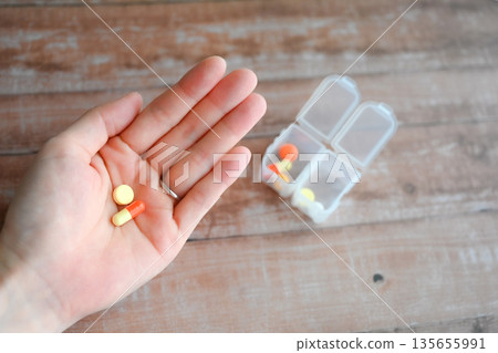 左手拿著平板電腦 左手拿著平板電腦 135655991
