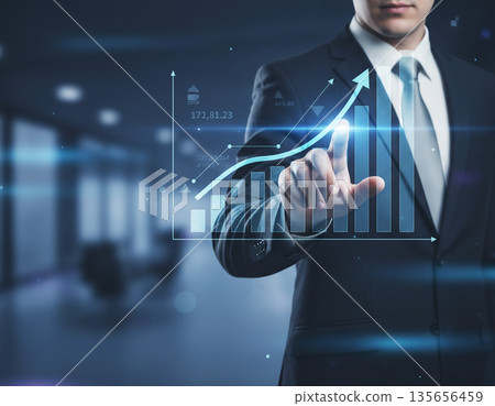 一位商人正在開拓未來，並創造不斷增長的業績。 135656459