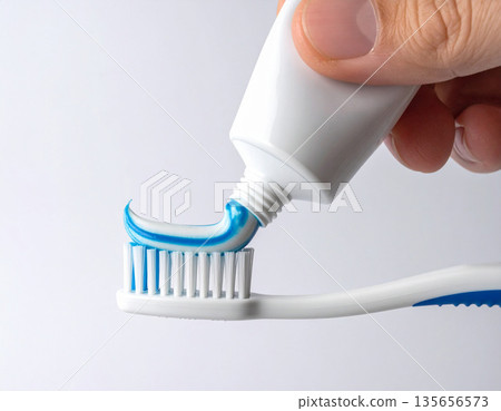在牙刷上擠牙膏。刷牙、口腔護理、美容、健康、預防口臭的禮儀。 135656573