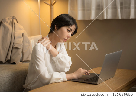 A woman who can't finish her work and ends up working from home A woman who can't finish her work and ends up working from home 135656699