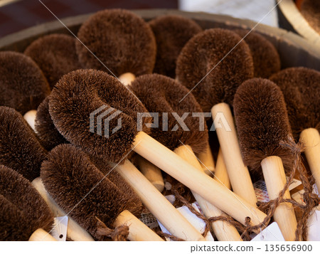 一把傳統的龜之子木柄刷子 135656900