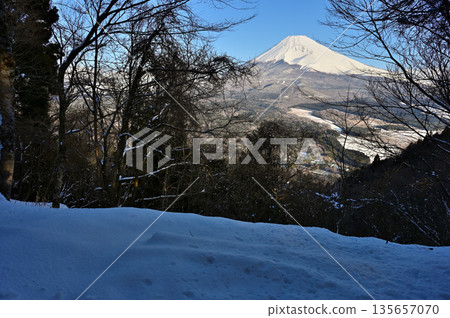Mount Kurodake in the Ashitaka Mountains: Mount Fuji in the morning as seen from the snow-capped Mount Kurodake Observation Plaza Mount Kurodake in the Ashitaka Mountains: Mount Fuji in the morning as seen from the snow-capped Mount Kurodake Observation Plaza 135657070